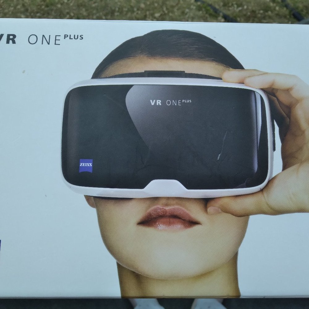 ZEISS VR ONE PLUS Virtual Reality Smartphone Headset | Open Box